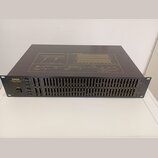 Černý rackový grafický ekvalizér s nápisem YAMAHA GRAPHIC EQUALIZER MODEL GE2031A. Přední panel obsahuje dvě řady posuvníků pro kanály CH A a CH B, p…