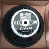 Černý reproduktor v kartonové krabici. Na středovém krytu je bílý nápis CELESTION LOUDSPEAKERS, označení S12 150 a níže model S12-150. Po obvodu je u…