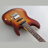 Elektrická kytara s trupem v červenohnědém sunburst provedení a viditnou strukturou dřeva. Nástroj má dva černá snímače typu humbucker, chromovaný mo…