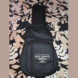 Černý polstrovaný obal na kytaru s přední kapsou. Na spodní části je bílý nápis MATT UMANOV Guitars, pod ním text 273 BLEECKER STREET N.Y.C. (212) 67…