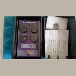 Fialový efekt pedál značky tc electronic s nápisem THUNDERSTORM FLANGER. Na horní straně jsou čtyři černé ovládací knoflíky s popisky MANUAL, FEEDBAC…