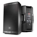 Dvě černé aktivní reproduktorové bedny s kovovou mřížkou. Na přední straně levého reproduktoru je bílé logo JBL. Zadní panel pravého reproduktoru obs…