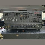 Černý kytarový kombozesilovač s perforovaným předním panelem. Na panelu je bílý nápis „Paul Reed Smith“ a v pravém horním rohu červený nápis „MT15“.…
