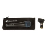 Černý dynamický mikrofon s modrou mřížkou a nápisem SENNHEISER e935. Mikrofon leží na černém zipovém pouzdře s bílým logem a nápisem SENNHEISER. Vedl…