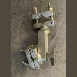 Stříbrný kovový držák s několika šroubovacími mechanismy a dvěma křídlovými maticemi. Povrch vykazuje známky opotřebení v podobě drobných škrábanců a…