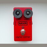 Červený efekt pedál s dvěma černými oválnými ovladači. Na zařízení jsou nápisy OUTPUT, SENSITIVITY, INPUT a v centru logo MXR. Ve spodní části je uve…