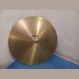 Zlatavý mosazný činel s plochým profilem. Na povrchu je vyraženo logo paiste a nápis FORMULA 602. Vedle otvoru se nachází text FLAT RIDE MEDIUM Seven…
