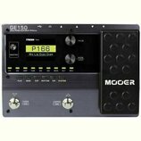Multiefektový procesor v černé barvě s logem MOOER na pravém pedálu. V horní části je nápis GE150 Amp modelling & Multi Effects a displej s textem P1…