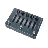 Modrý kytarový efekt s kovovým šasi. Na horní straně se nachází pět černých otočných oválových knoflíků s popisky COMPRESSION, DRIVE, $\alpha$ $\Omeg…