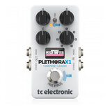 Bílý kytarový efekt s nápisy PLETHORA X1 a TONEPRINT LOADER. Na spodní části je logo tc electronic a nápis TRUE BYPASS. Zařízení má čtyři černé ovlád…
