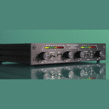 Černý rackový efekt s nápisem Sound Sculptor stereo Tape Simulator. Zařízení má dva stejné ovládací bloky pro kanály LEFT a RIGHT, každý s dvěma otoč…