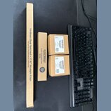 Na fotografii jsou čtyři kartonové krabice s nářadím značky MUSICNOMAD. Největší úzká krabice nese nápis „Tri-Beam Dual Notched + 17.6" Straight Edge…