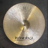 Kruhový mosazný činel s viditelným broušením povrchu. V horní části je nápis 16"/40cm CRASH Medium a v dolní části logo istanbul s nápisem Mehmet Han…