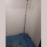 Stříbrný kovový mikrofonní stojan s trojnožkou a teleskopickým držadlem. Stojan je vybaven dvěma utahovacími šrouby pro regulaci výšky a úhlu. Na pov…
