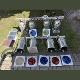Sada ośmi stříbrných kovových reflektorů umístěných na dvou hliníkových lištách. K setu patří několik barevných gelů v rámečcích (modré, žluté, červe…
