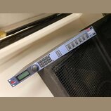 Modrý rackový procesor s LCD displejem a ovládacím knoflíkem. Na zařízení jsou nápisy „dbx“, „DriveRack 260“, „Complete Front-End Loudspeaker Managem…