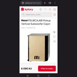 Fotografie zobrazuje vertikální cajon v černo-přirozené dřevěné kombinaci. Přední dopadová plocha je zC světlého dřeva s černým logem MEINL. Boční st…