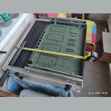 Kovový rackový rám s vloženým zeleným kovovým panelem, na kterém jsou ručně nakreslené obdélníky s čísly 5, 6, 4 a 8. Přes panel je natažený žlutýv m…