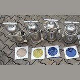 Čtyři stříbrné kovové reflektory s rukojetím a bílými napájecími kabely. Před nimi jsou umístěny čtyři čtvercové kovové rámy s barevnými filtry v ods…