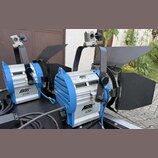 Dvě stříbrno-modré studiové lampy s černými klapkami. Na obou je vidět nápis ARRI 650. Pravá lampa má štítek s textem ARRI, ARRI 650 a číslem 32 7940…