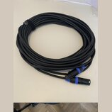 Černý svinutý kabel s modrými konektory. Na kabelu je viditelný nápis „CE“ a logo „SULLS“. Povrch kabelu i konektorů je v dobrém stavu bez viditelnéh…