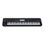 Černý digitální klavír s bílými a černými klávesami. Na levé straně je logo KORG a na pravé nápis NAUTILUS MUSIC WORKSTATION. Uprostřed horního panel…