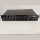 Černý rackový stereo mixér s osmi identickými vstupními kanály. Na pravé straně je bílý nápis KAWAI 16 INPUT STEREO MIXER MX-8SR. Každý kanál obsahuj…