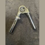 Chromovaný kovový držák na činely s kloubem. Na horním krytu je logo Pearl a nápis UNI-LOCK SYSTEM PATENTED. Povrch vykazuje drobné známky opotřebení…