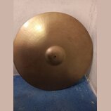 Kruhový mosazný činel s viditelným rýhováním v horní části. V pravé horní části je vyryto logo a nápis Zildjian. Povrch vykazuje mírné oxidace a drob…