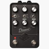 Černý kytarový pedál s šesti stříbrnými otočnými knoflíky a dvěma stoupacími spínači. Na panelu jsou nápisy VOLUME, REVERB, OUTPUT, BASS, TREBLE a BO…