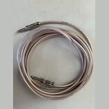 Stříbrný pletený instrumentální kabel s dvěma 6,3mm jack konektory. Konektory mají kovové stínění s drážkovaným povrchem. Na kabelu jsou viditelné ne…