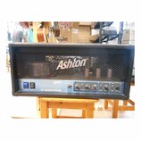 Černý basový kombozesilovač s kovovou mřížkou, na které je bílé logo Ashton. Na spodním ovládacím panelu jsou nápisy Ashton, BV300 a ALL TUBE BASS AM…