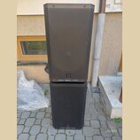 Dvě černé reproduktorové bedny v provedení s kovovou mřížkou, umístěné jedna na druhé. Na spodní hraně obou beden je bílý nápis ART 015-A doprovázený…