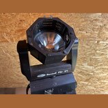 Černý pohyblivý reflektor s osmiúhelníkovým hlavou a vnitřním zrcadlem. Na spodní části těla je bílý nápis „Showtec Moving Par 64“. Povrch plastového…