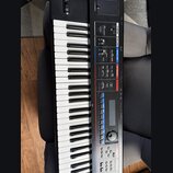 Černý digitální klávesový nástroj s bílými a černými klávesami. Na ovládacím panelu jsou viditelné nápisy D BEAM, VOLUME, MODE/MIC a KEYBOARD. Jsou z…