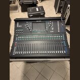 Černý digitální mixážní pult s nápisy ALLEN & HEATH a SQ-6. Zařízení obsahuje dotykový displej, řadu zelených tlačítek a více řad posuvníků. Mixážní…