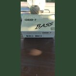 Bílá papírová krabice s nápisy BOSS, GEB-7 a Bass Equalizer. Na přední straně je výrazně napsáno slovo BASS a v pravém dolním rohu text USE BOSS PSAA…