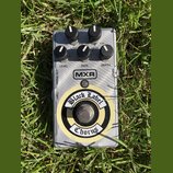 Kytarový efekt pedál stříbrné barvy s kovovým povrchem. Na zařízení jsou nápisy MXR, Black Label Chorus a popisky ovladačů LEVEL, RATE, DEPTH, LOW, H…