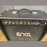 Černý kytarový kombozesilovač s logem ENGL na přední mřížce. Na ovládacím panelu je nápis GigMaster a řada potenciometrů s popisky Input Gain, Lead D…