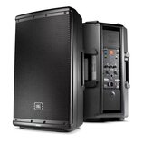 Dvě černé aktivní reproduktorové bedny s kovovou mřížkou. Na přední straně levého reproduktoru je bílé logo JBL. Zadní panel pravého reproduktoru obs…