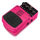 Růžový efekt pedál s černým stoupacím spínačem, na kterém je logo a nápis behringer. Na horní části je nápis HEAVY METAL HM300 a označení vstupů OUT…