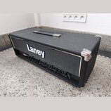 Černý kytarový kombozesilovač s texturovaným povrchem a bílým lemováním. Na přední mřížce je umístěno bílé logo Laney. Přístroj má v horní části přen…