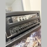 Černý kytarový kombozesilovač s koženkovým potahem. Na předním panelu je nápis SPIDER Valve HD100 a logo Line 6 v horní části za mřížkou, vpravo je n…