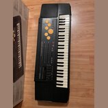 Černý elektronický klávesový nástroj s bílými a černými klávesami. Na ovládacím panelu jsou nápisy CASIO MT-640, DYNAMIC BASS a PERCUSSION PADS. V ho…