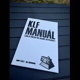 Bílá brožura s černým textem a grafikou. Na obálce je nápis KLF MANUÁL a pod ním v závorce text (JAK SE DOSTAT NA VRCHOL HITPARADY). V dolní části js…