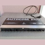 Stříbro-černý rackový procesor s nápisem AUTOCOM PRO AUDIO INTERACTIVE DYNAMICS PROCESSOR MODEL MDX 1400. Na horním panelu je logo BEHRINGER, značka…