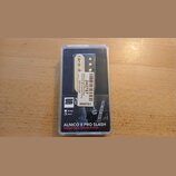 Elektrický snímač typu humbucker v původním plastovém obalu. Na bílém štítku je uveden text „Seymour Duncan ApH-ZN Slash Alnico II Pro ZN Humbucker P…