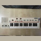 Bílý přenosný klávesový syntezátor s nápisy Casio, Casiotone MT-60 a logem Sonic the Hedgehog. Přístroj obsahuje ovládací prvky v horní části, včetně…