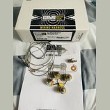 Fotografie zobrazuje zapojovací sadu pro kytaru v bílém originálním kartonu s nápisy MOJO GUITAR TONE TECH. a WIRING HARNESS. Sada obsahuje čtyři pot…