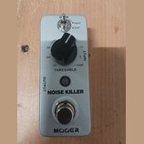 Stříbrný efekt pedál s nápisem NOISE KILLER a logem MOOER v dolní části. Na horní straně se nachází přepínač s označením Hard a Soft, černý otočný kn…